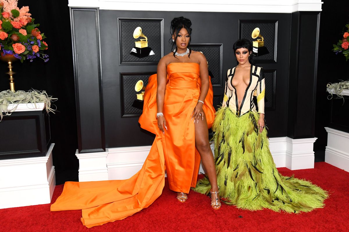 los angeles, kalifornia 14 marca l r megan thee ogier i doja cat biorą udział w 63. dorocznej ceremonii rozdania nagród Grammy w Los Angeles w centrum kongresowym w Los Angeles 14 marca 2021 r. w Los Angeles w Kalifornii fot. kevin mazurgetty zdjęcia dla akademii nagrywania
