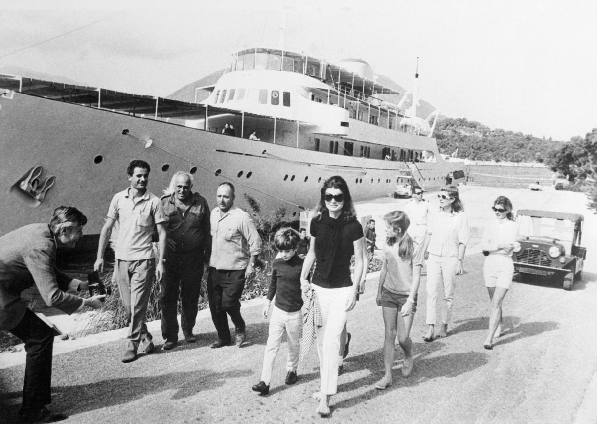 Jacqueline Kennedy loopt naast jacht