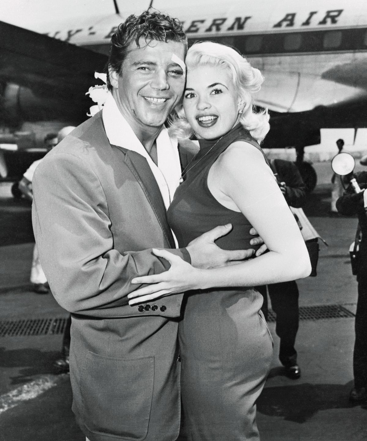Mickey Hargitay i Jayne Mansfield Zagrljeni u zračnoj luci