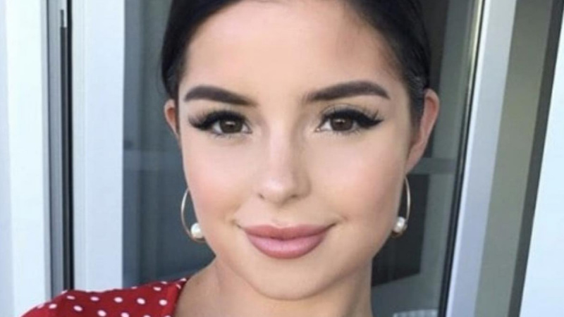   Demi Rose pozira izbliza