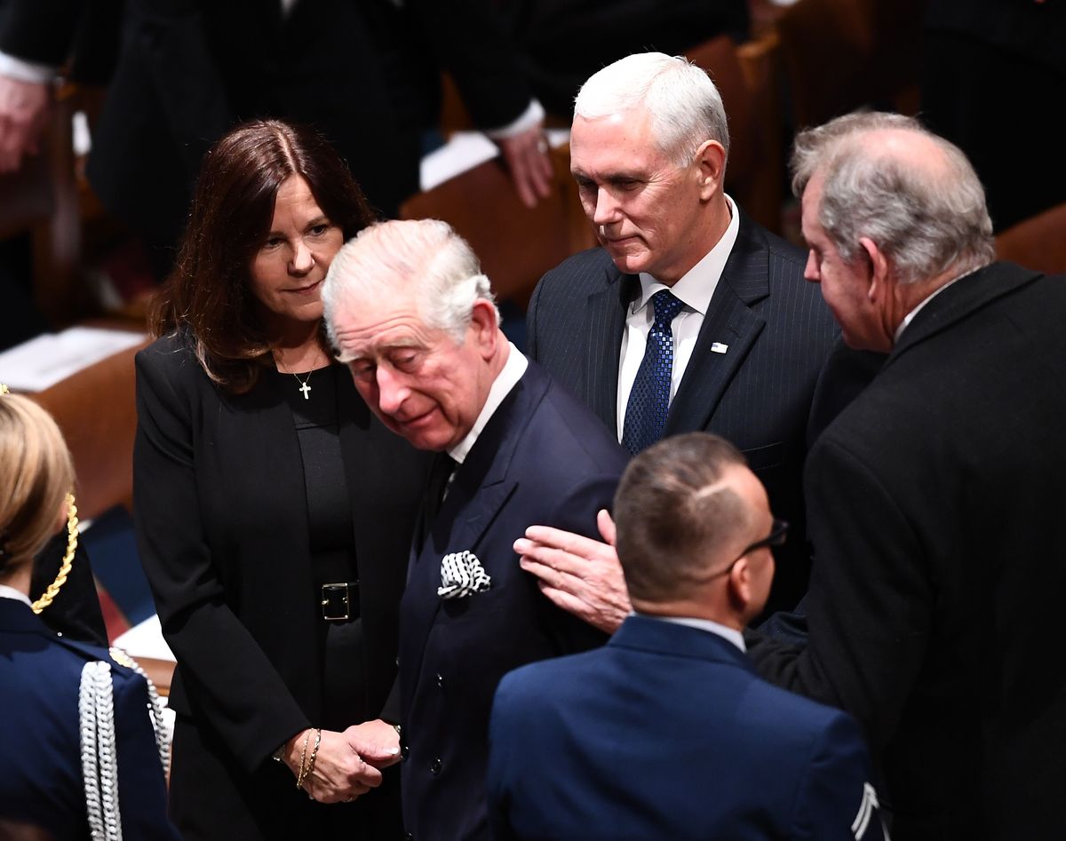 Wo saß Prinz Charles bei George H.W. Bushs Beerdigung?