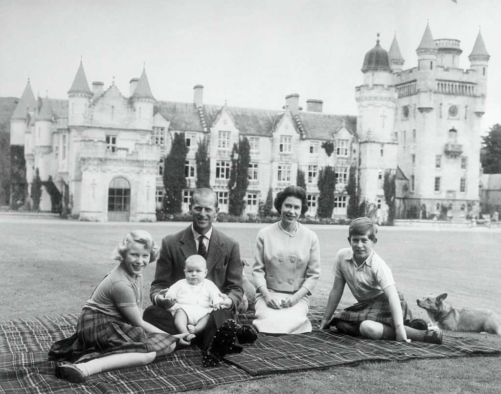 La regina Elisabetta a un picnic con la famiglia reale