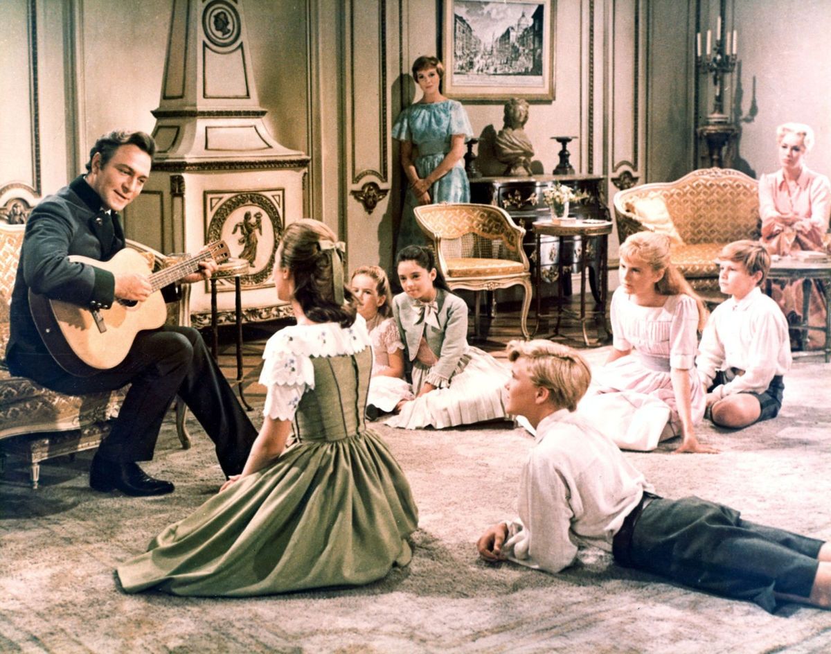 Lice, Čovjek, Glazbeni instrument, Gudački instrument, Akustična gitara, Iščupani žičani instrumenti, Gudački instrument, Glazbenik, Glazba, Dizajn interijera,