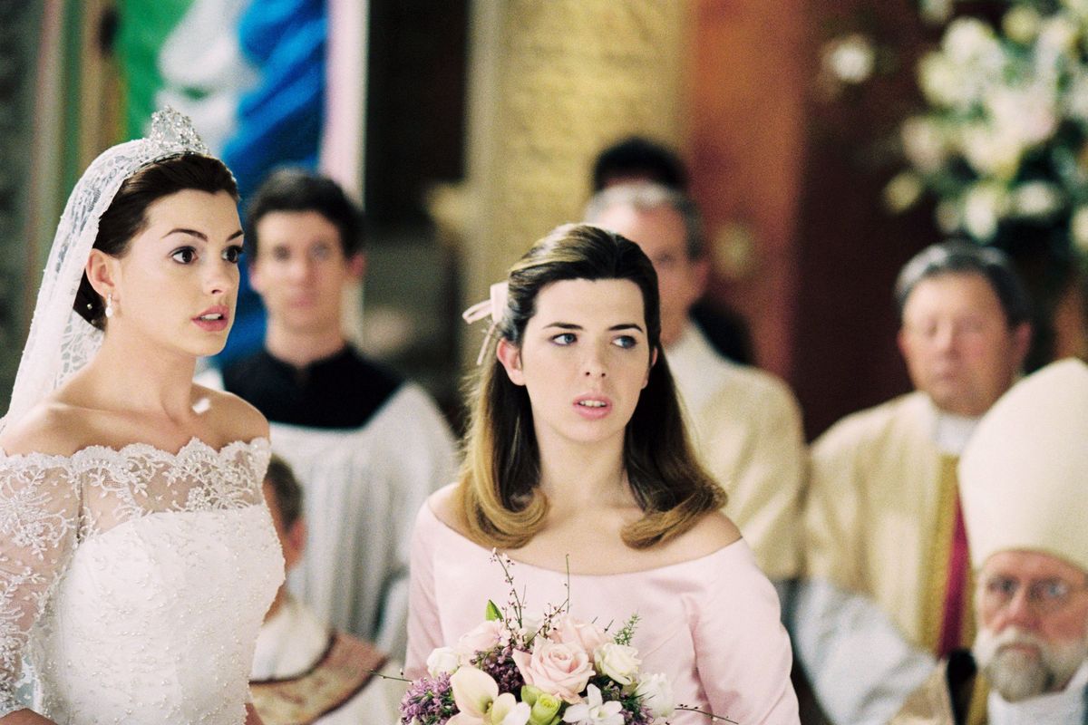 THE PRINCESS DIARIES 2: ROYAL ENGAGEMENT, przód od lewej: Anne Hathaway, Heather Matarazzo, 2004,