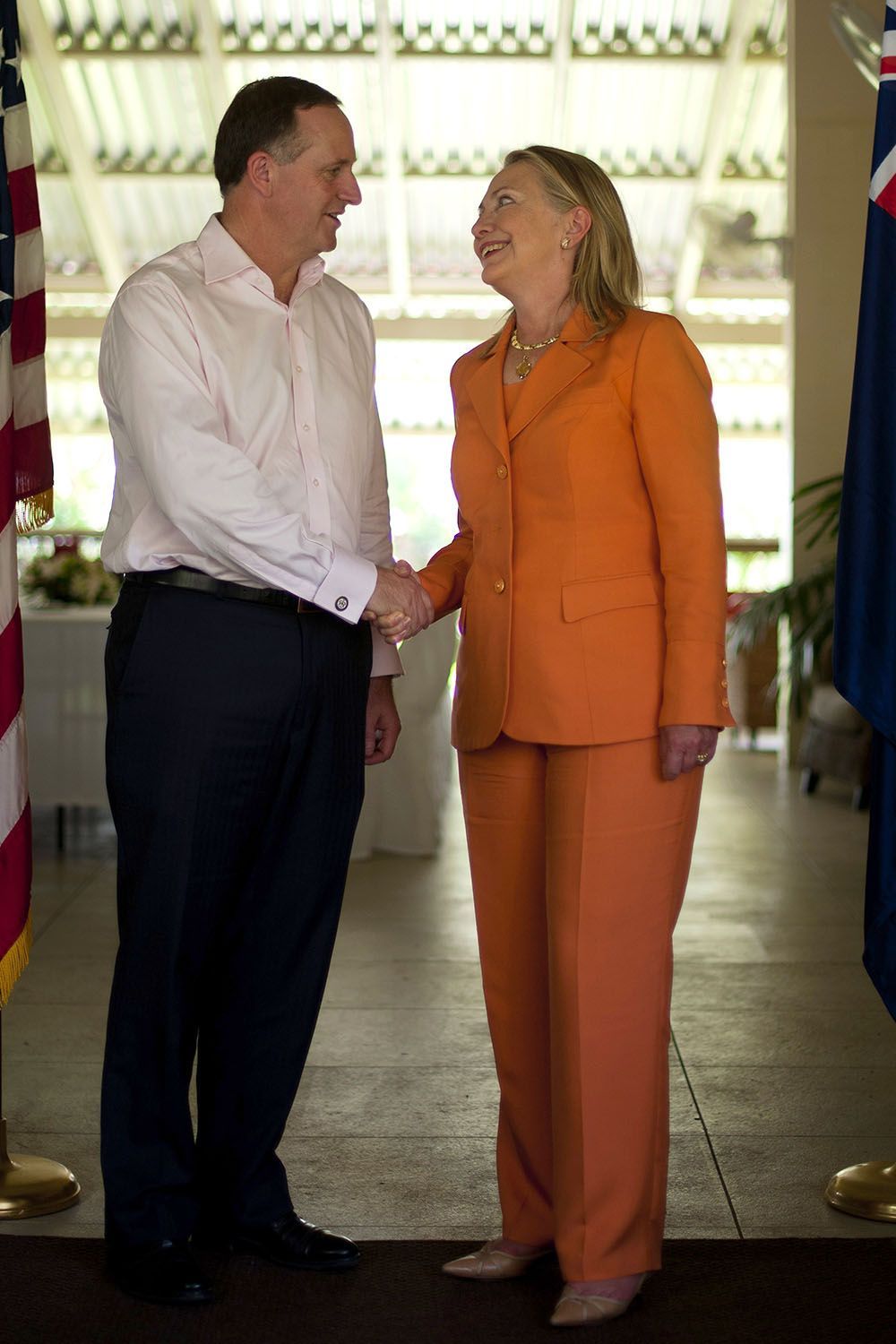 Il Segretario di Stato americano Hillary Clinton (R) stringe la mano al Primo Ministro neozelandese John Key (L) presso l