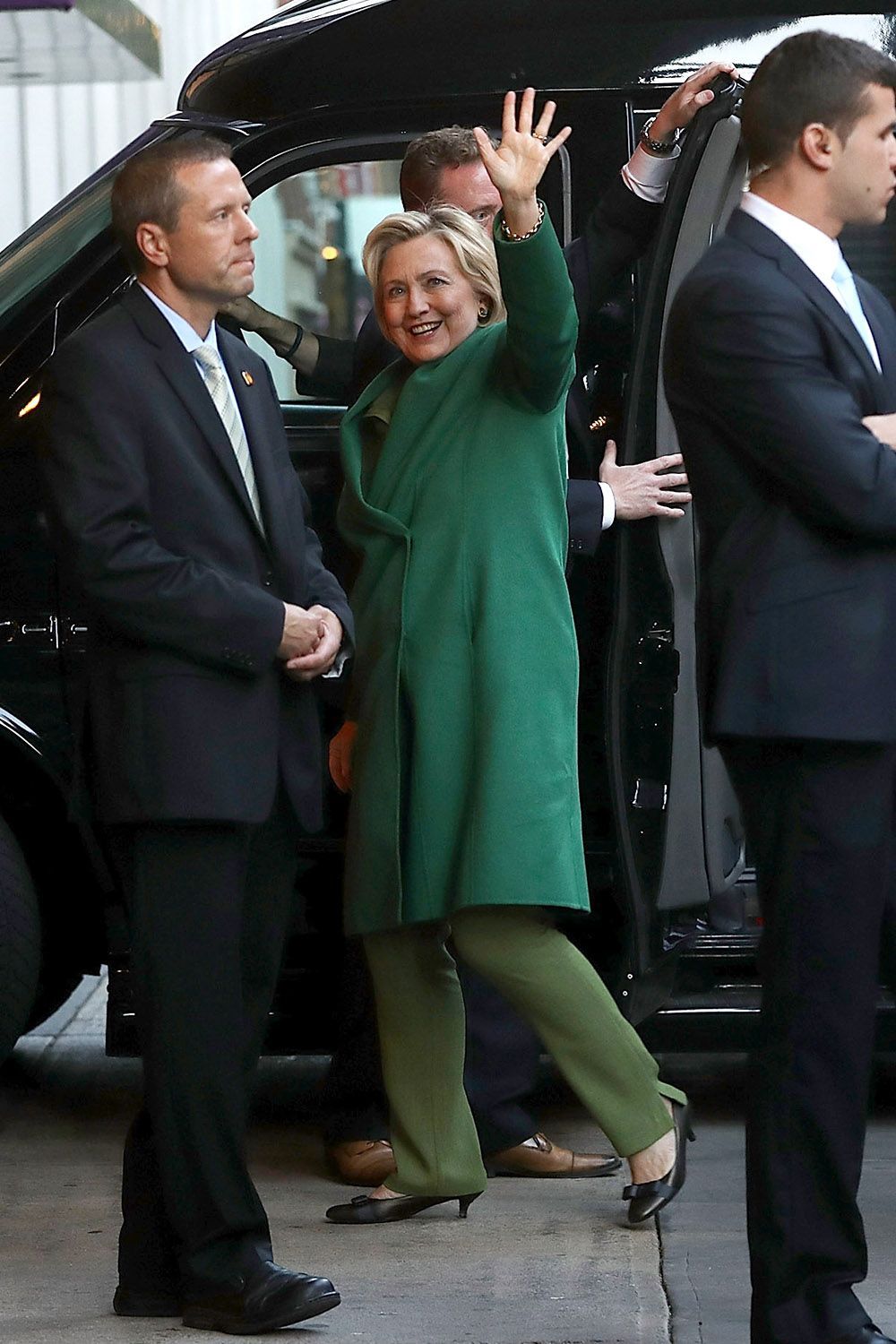 NEW YORK, NY - 25 SETTEMBRE: La candidata presidenziale democratica Hillary Clinton saluta mentre arriva al W Union Square Hotel il 25 settembre 2016 a New York City. Clinton avrebbe dovuto incontrare il primo ministro israeliano Benjamin Netanyahu. (Foto di Justin Sullivan / Getty Images)