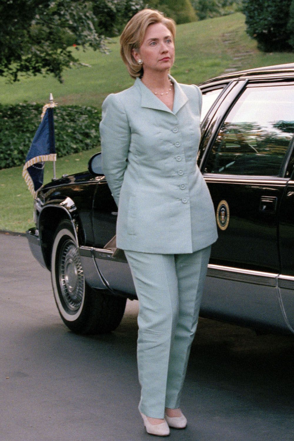 WASHINGTON - 10 SETTEMBRE: (NESSUNA VENDITA DI TABLOID DEGLI STATI UNITI) La First Lady Hillary Clinton attende di partire con il marito, il presidente degli Stati Uniti Bill Clinton, dopo un evento di Democratic Business Leaders il 10 settembre 1998 a Washington D.C. (foto di David Hume Kennerly / Getty Images)