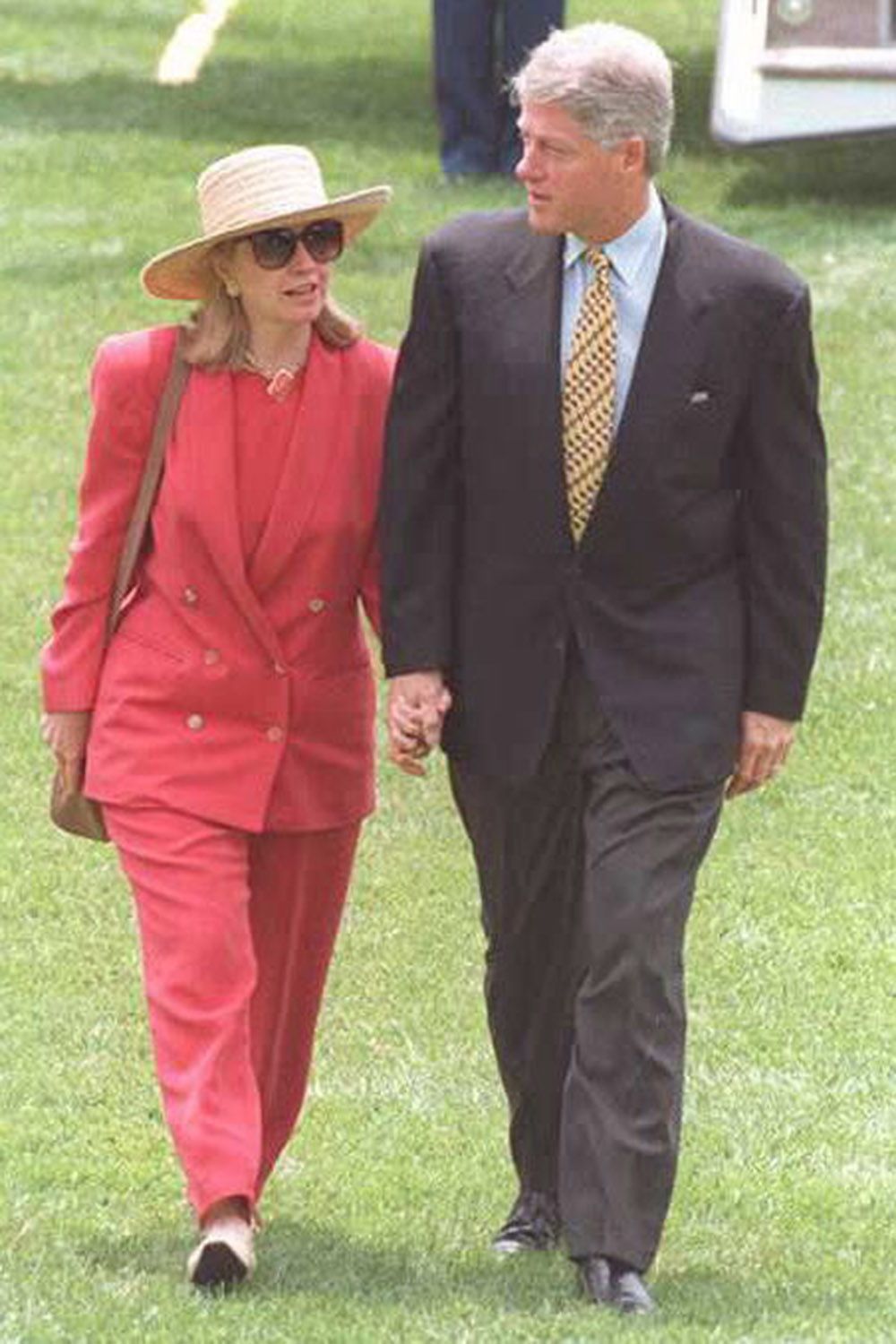 WASHINGTON, DC - 5 LUGLIO: Il presidente degli Stati Uniti Bill Clinton (dx) e la first lady Hillary Clinton (sx) attraversano il South Lawn alla Casa Bianca di Washington, DC, il 5 luglio. I Clinton stavano tornando dal ritiro presidenziale a Camp David, nel Maryland, dove trascorsero le vacanze del Giorno dell
