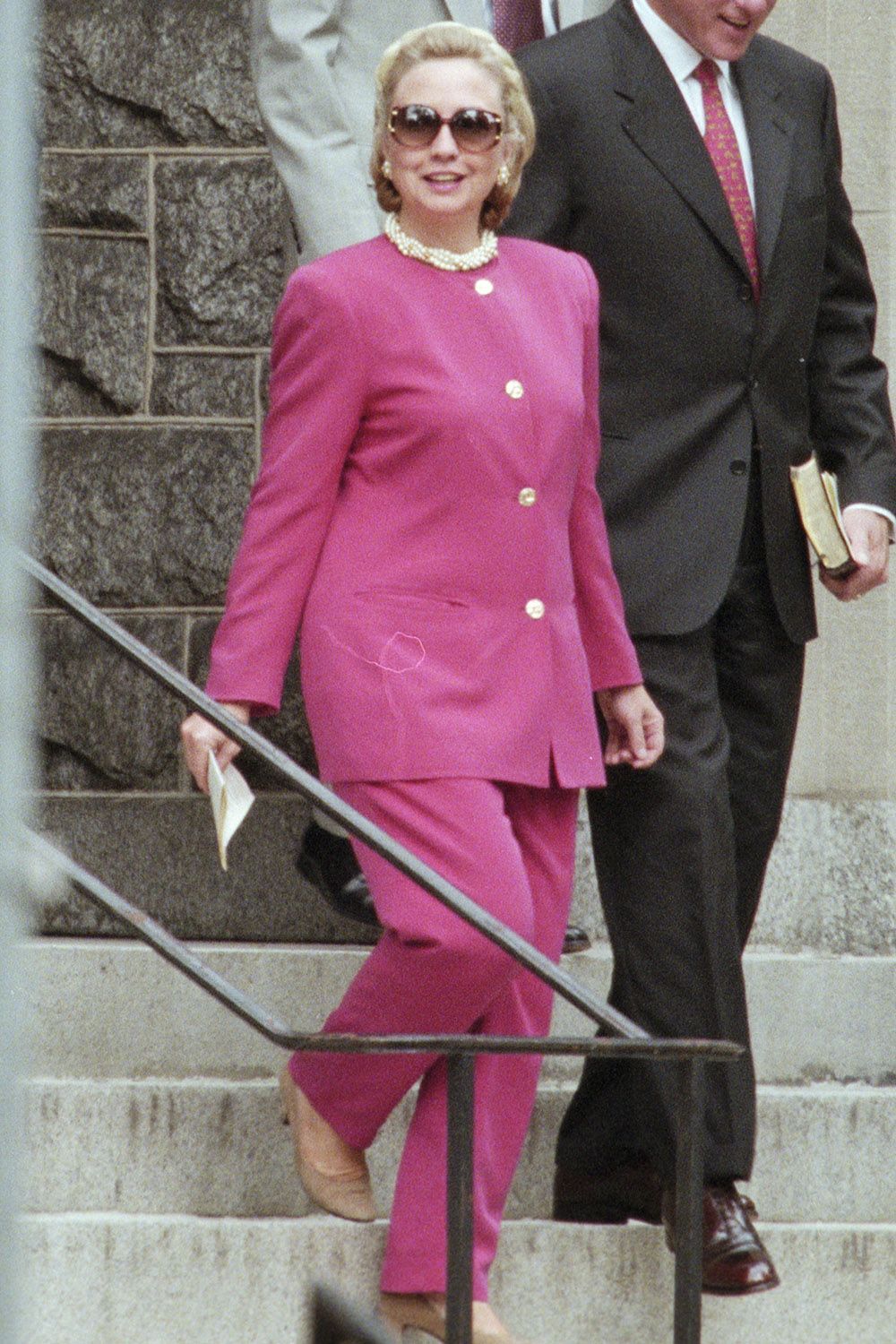 Bill e Hillary Clinton alla messa a Washington. Stati Uniti, 9 agosto 1998, presidente degli Stati Uniti Bill CLINTON? uscendo dalla messa? Washington con sua moglie Hillary CLINTON e la loro figlia Chelsea. Hillary CLINTON indossa un tailleur pantalone rosa fucsia .. (Foto di Jean-Louis Atlan / Paris Match via Getty Images)