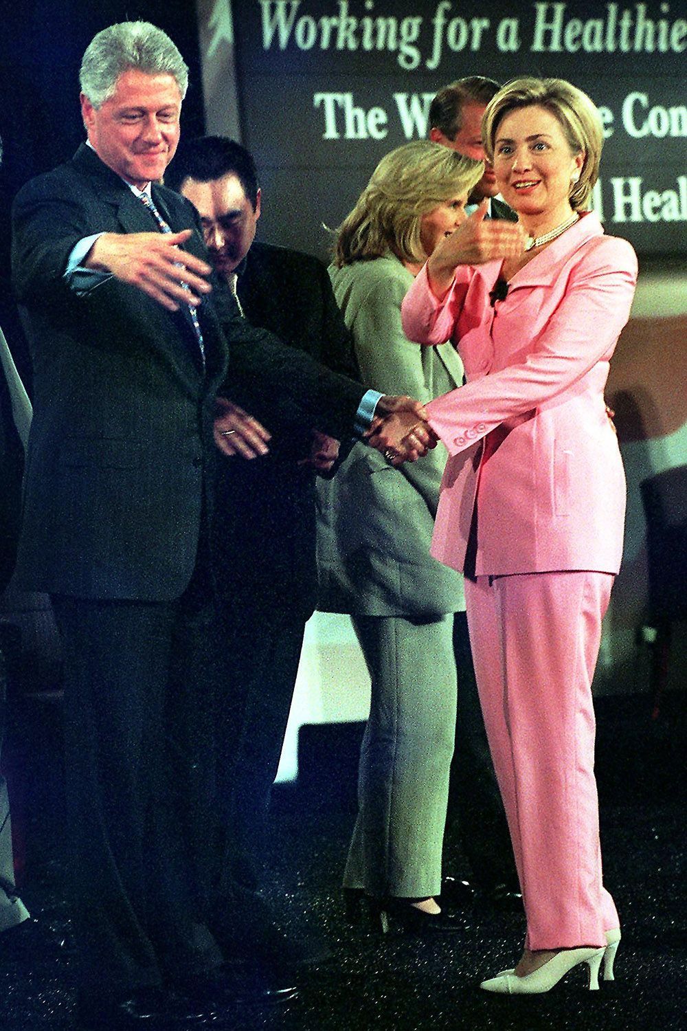 WASHINGTON, DC - 7 GIUGNO: Il presidente degli Stati Uniti Bill Clinton (L), First Lady Hillary Clinton (R) convoca una conferenza sulla salute mentale il 7 giugno 1999, alla Casa Bianca di Washington, DC. La conferenza, ospitata dalla Clinton