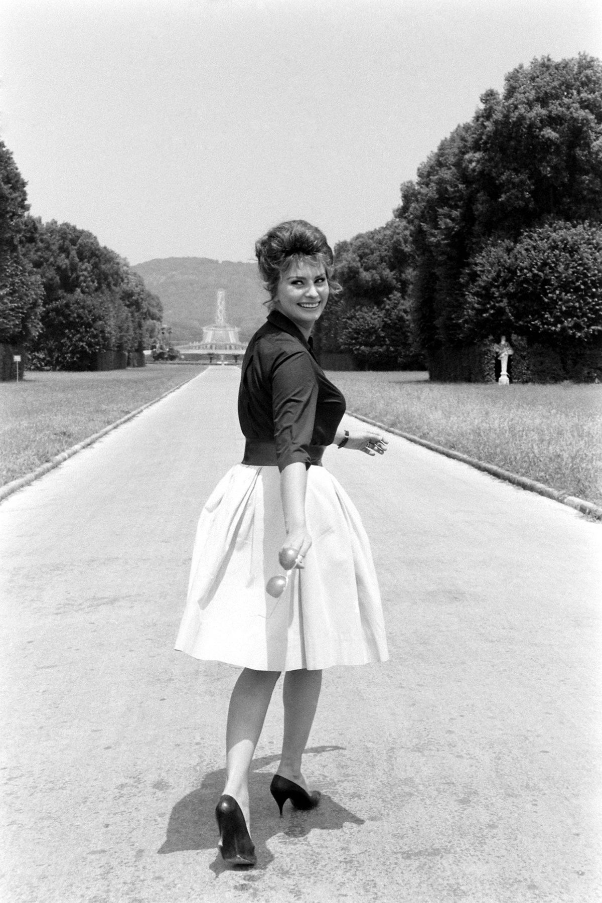 Bijela, Fotografija, Crno-bijela, Odjeća, Stajanje, Snimka, Moda, Jednobojna fotografija, Obuća, Vintage odjeća,