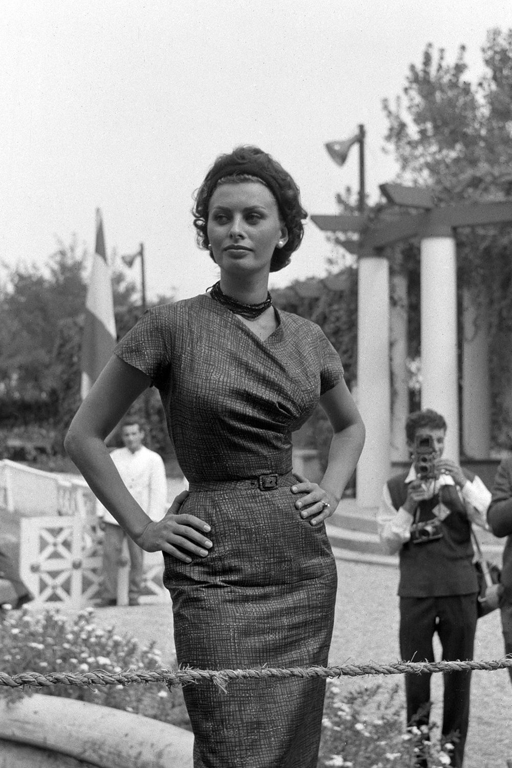 Fotografija, Stajanje, Snimka, Crno-bijelo, Retro stil, Fotografija, Jednobojna fotografija, Vintage odjeća, Haljina, Stil,