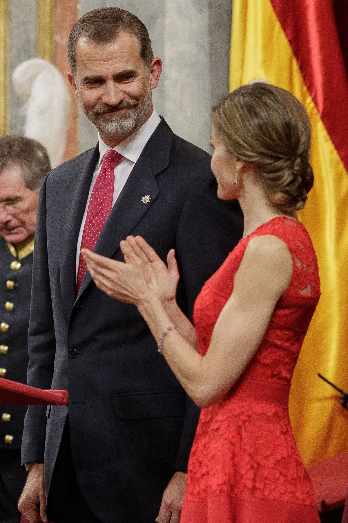 Rdeča, Dogodek, Uradna oblačila, Obleka, Preproga, Gesta, Obleka, Tla, Ceremonija, Tuxedo,