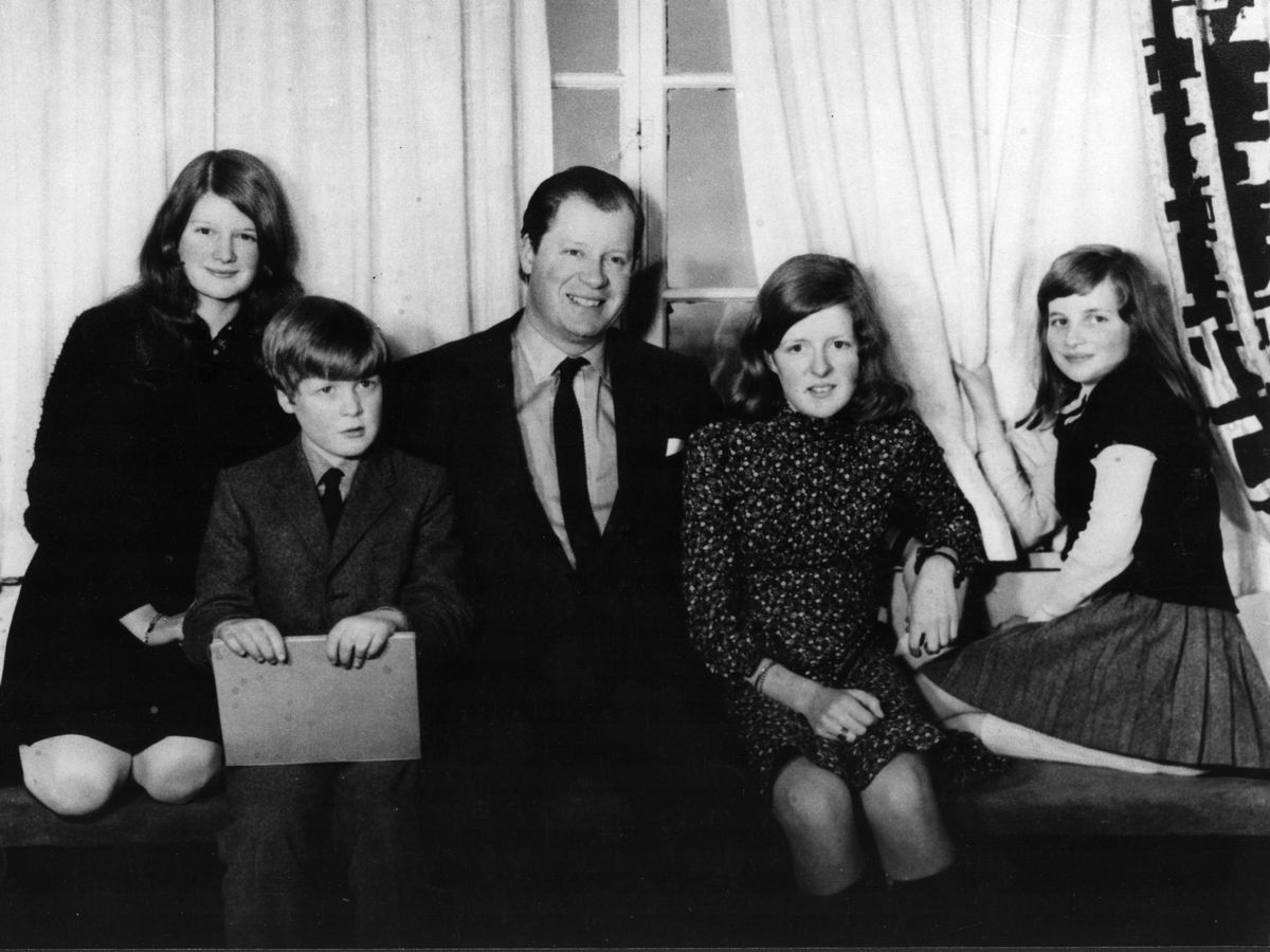 około 1970: Lady Sarah Spencer, Viscount Spencer, Earl Spencer, Lady Jane Spencer i Lady Diana Spencer (1961-1997), później w domu księżna Walii.