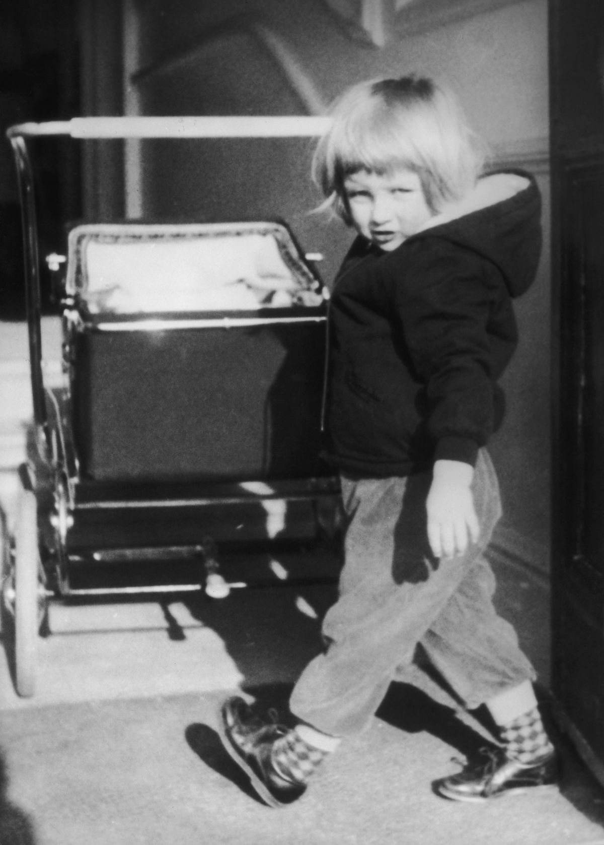 Młoda Lady Diana Spencer z wózkiem w Park House, Sandringham w Norfolk, 1964