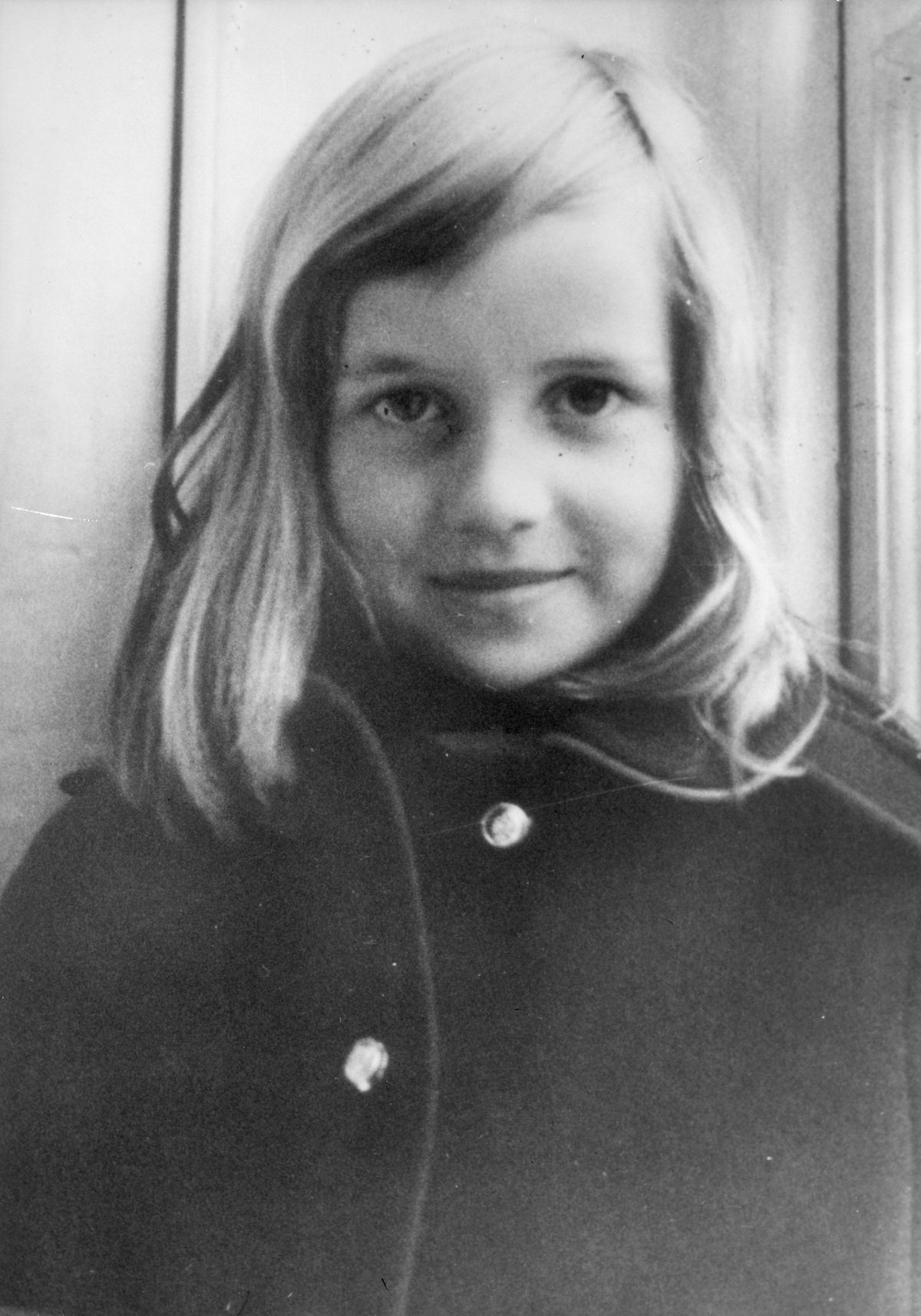 Lady Diana Frances Spencer (1961-1997), grająca ze swoim bratem Charlesem Edwardem Maurycym, wicehrabią Althorpem, na terenie Park House w Sandringham, gdy miała sześć lat.