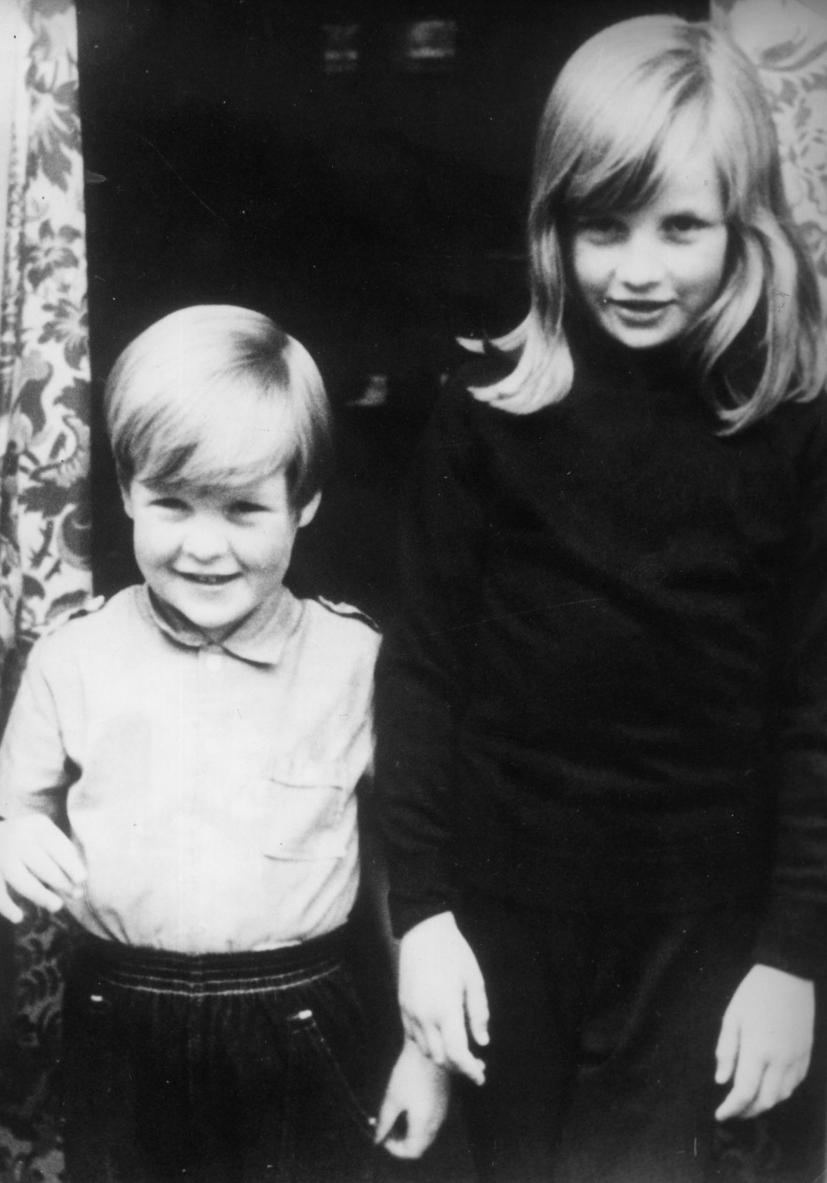 1968: Lady Diana Spencer (1961-1997) (Diana Princess of Wales) ze swoim bratem Charlesem, wicehrabią Althorpem (hrabią Spencer) w ich domu w Berkshire.