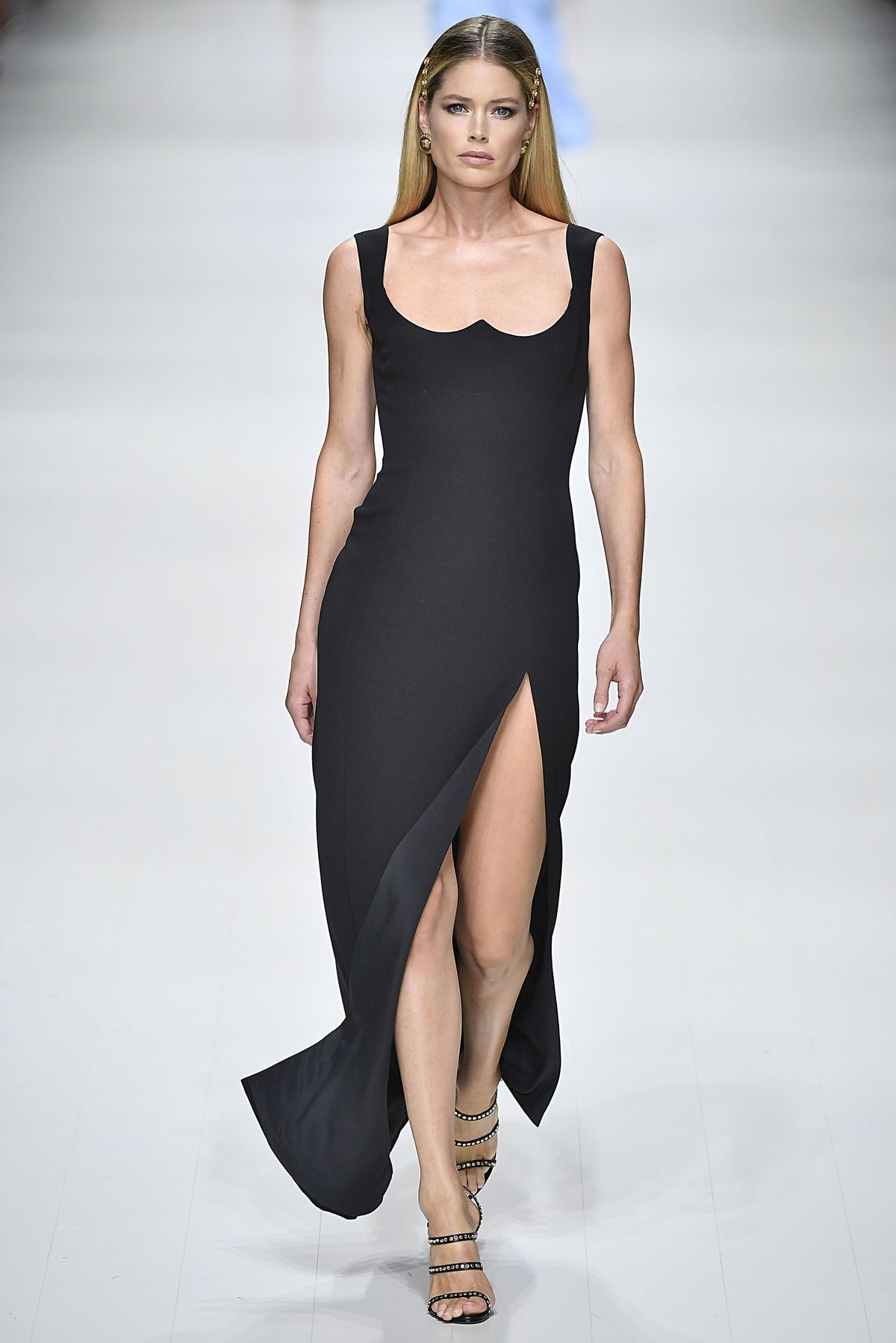 Modni model, Modna revija, Moda, pista, odjeća, haljina, rame, noga, bedro, obuća,