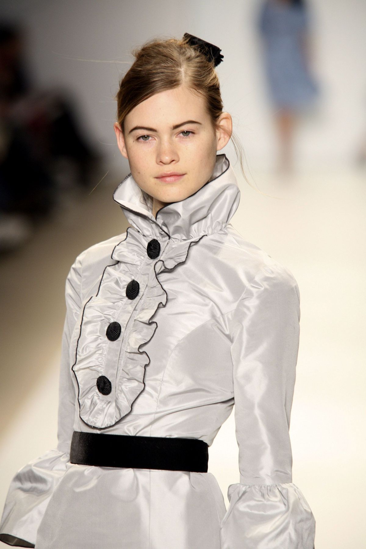 Bijela, Moda, Modni model, Modna revija, Pista, Frizura, Modni dizajn, Rame, Haute couture, Model,