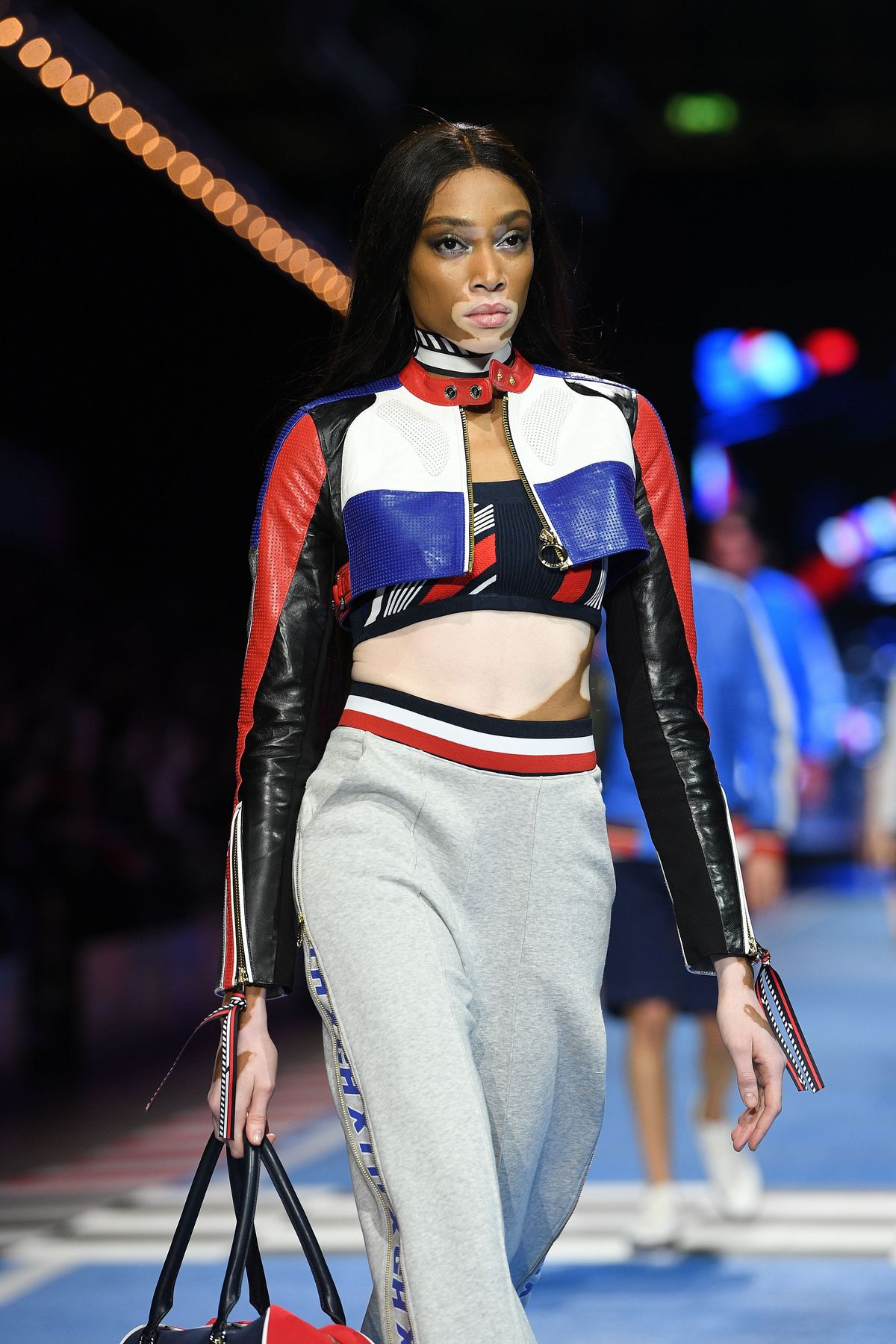 Odjeća, Moda, Ljepota, Model, Modni model, Obuća, Modna revija, Pupak, Crna kosa, Crop top,