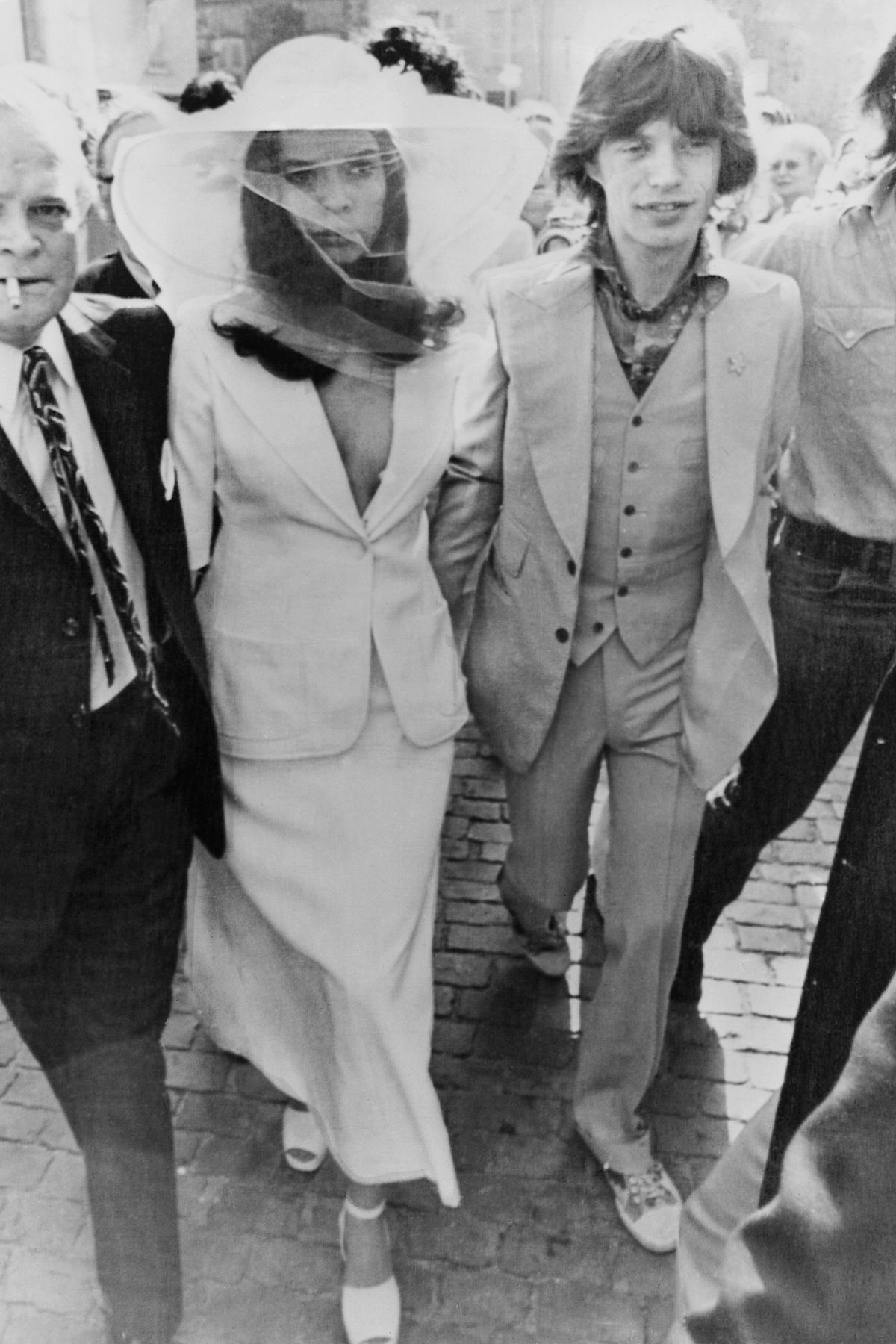 13 maggio 1971, il cantante rock britannico Mick Jagger e la sua nuova moglie Bianca Jagger fuori dal municipio di St Tropez il giorno del loro matrimonio. (Foto di Express / Getty Images)