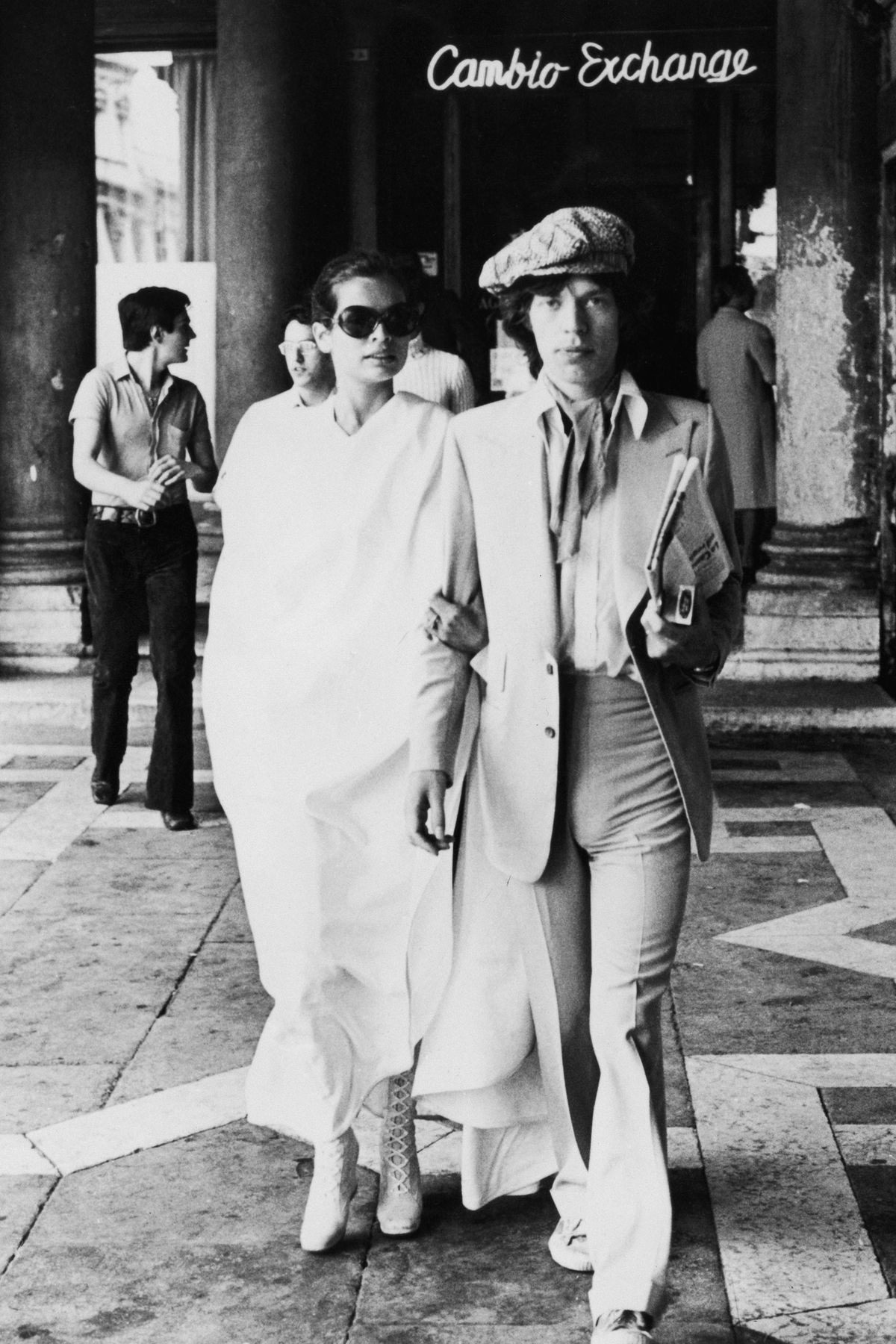 Il cantante Mick Jagger dei Rolling Stones e sua moglie Bianca in luna di miele a Venezia, 2 giugno 1971 (foto di Keystone / Hulton Archive / Getty Images)
