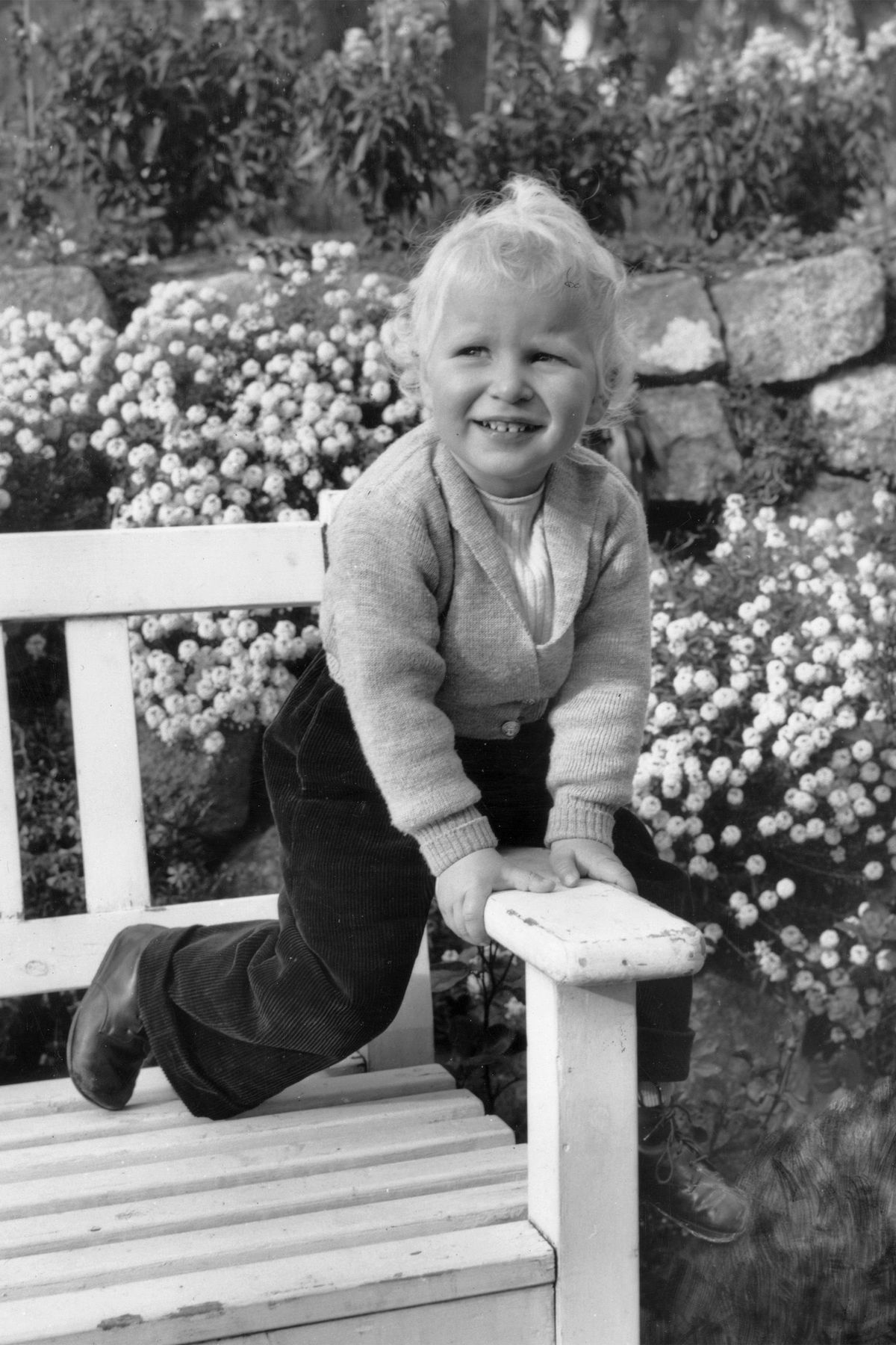 Fotografia, bambino, seduto, in piedi, in bianco e nero, fotografia, sorriso, fotografia monocromatica, monocromatico, stile,