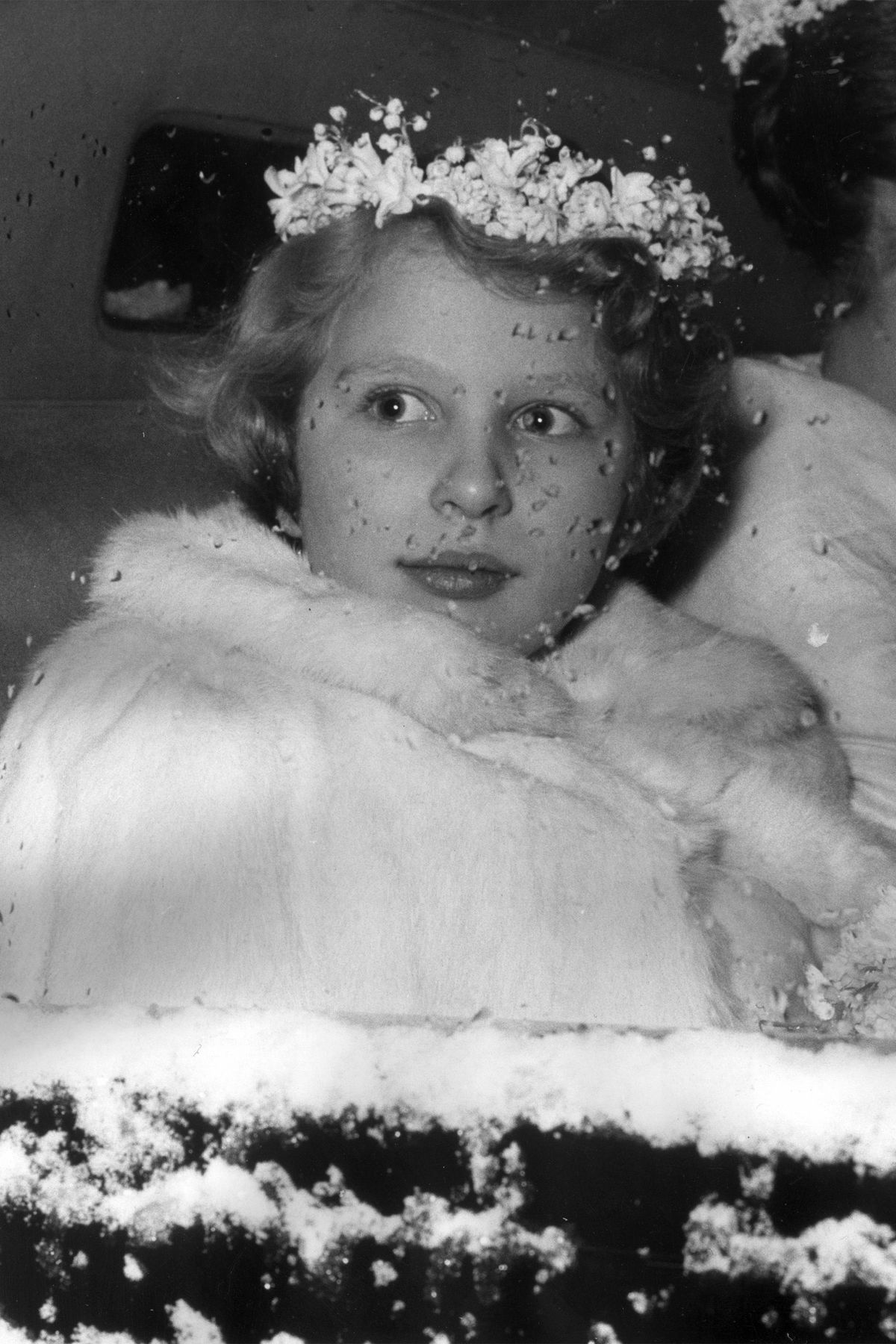 Fotografia, copricapo, abbigliamento vintage, accessorio per capelli, bianco e nero, copricapo, bambino, monocromatico, sorriso, diadema,