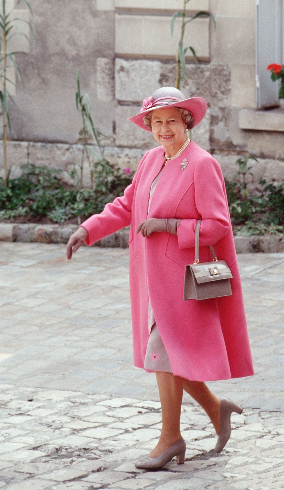Odjeća, Ružičasta, Ulična moda, Moda, Gornja odjeća, Kaput, Magenta, Obuća, Pokrivala za glavu, Šešir,
