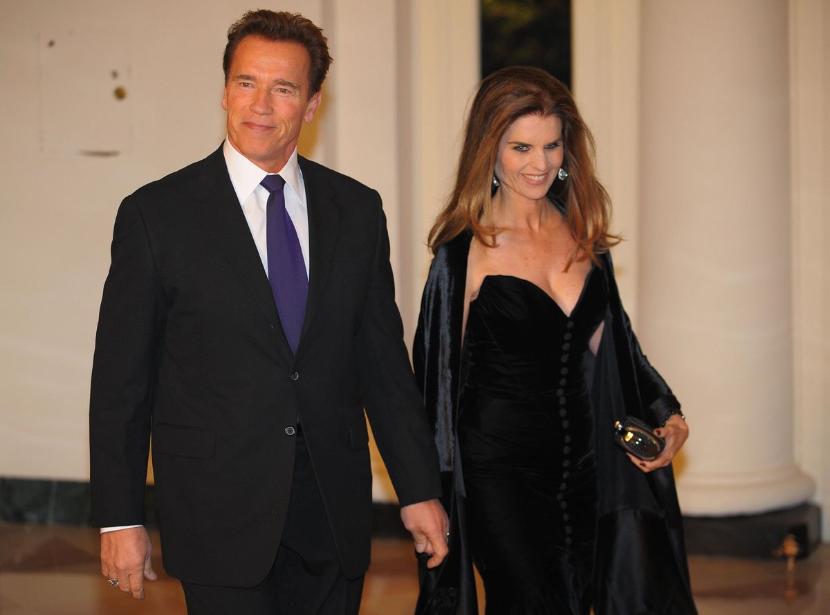 Kalifornijski guverner Arnold Schwarzenegger in njegova žena Maria Shriver prispeta do vhoda prodajalca knjig 22. februarja 2009 v Belo hišo na večerjo guvernerjev 2009 v Washingtonu, DC afp photomandel ngan photo credit should read mandel nganafp via getty images