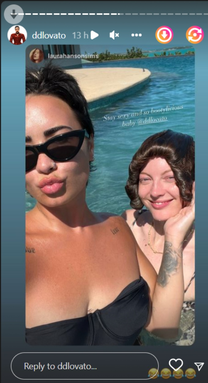  דמי לובאטו וחברה ליד בריכה. קרדיט תמונה: @demilovato/אינסטגרם