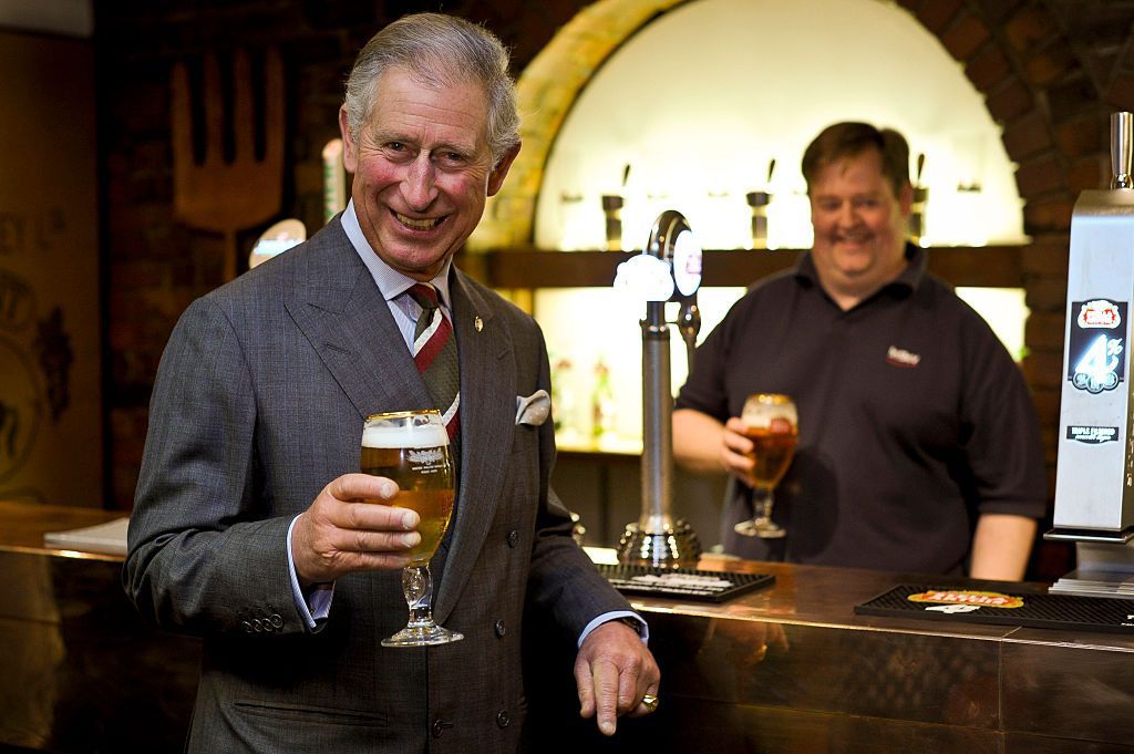 Il principe Carlo beve una pinta di birra