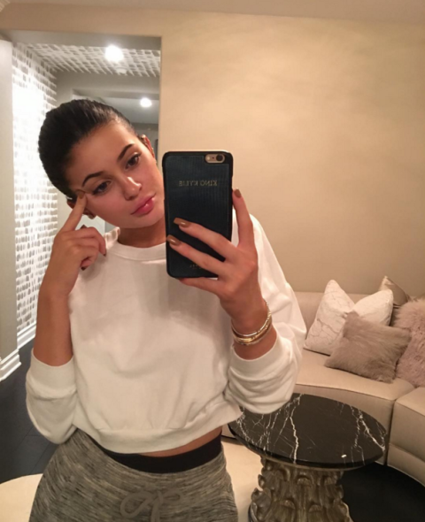 Skóra, Selfie, Fryzura, Ramię, Czoło, Fotografia, Mięśnie, Gadżet, Ramię, Urządzenie elektroniczne,