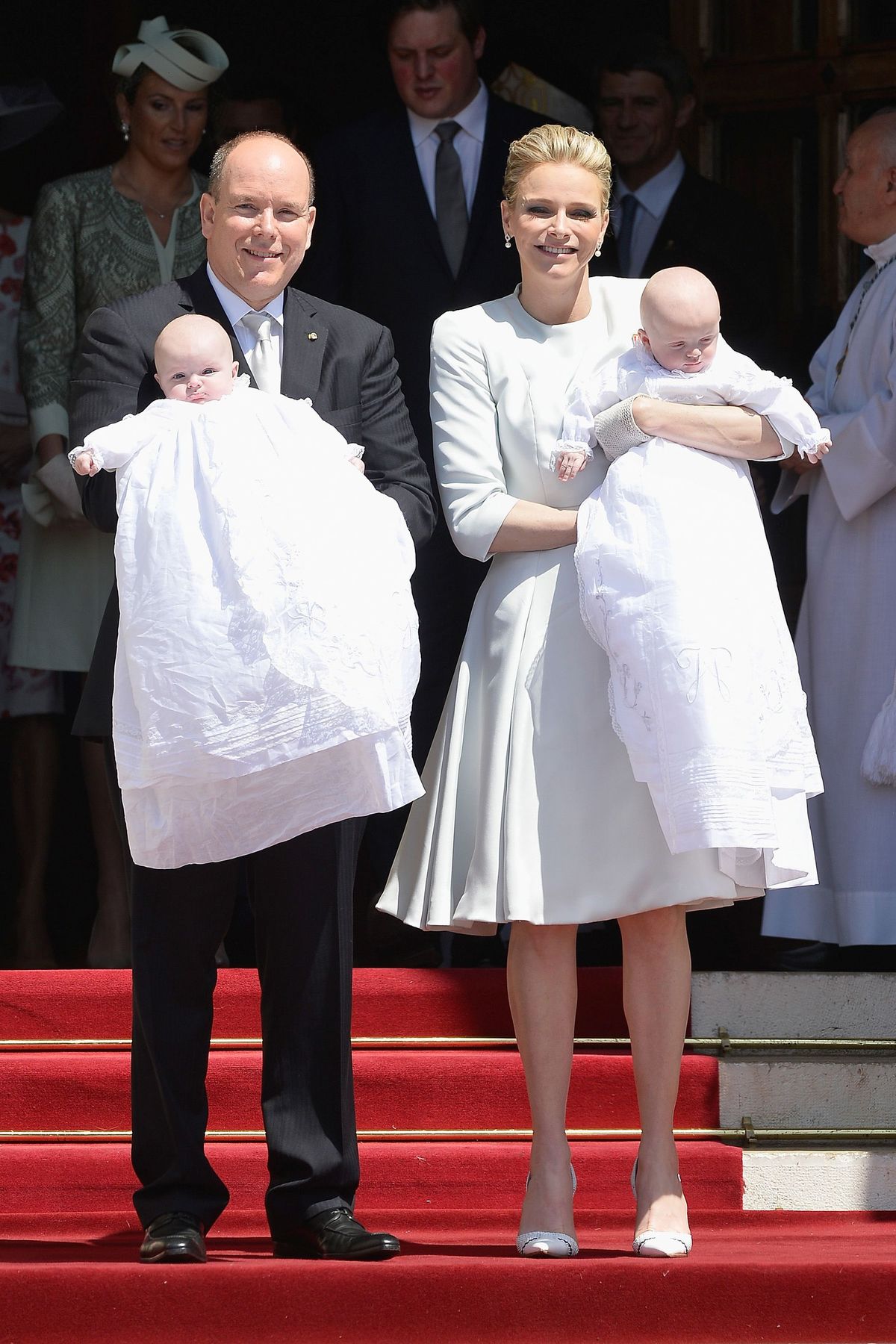 MONACO - 10 maggio: il principe Alberto II di Monaco, la principessa Gabriella di Monaco, il principe Jacques di Monaco e la principessa Charlene di Monaco partecipano al battesimo dei figli principeschi presso la cattedrale di Monaco il 10 maggio 2015 a Monaco, Monaco. (Foto di Pascal Le Segretain / Getty Images)