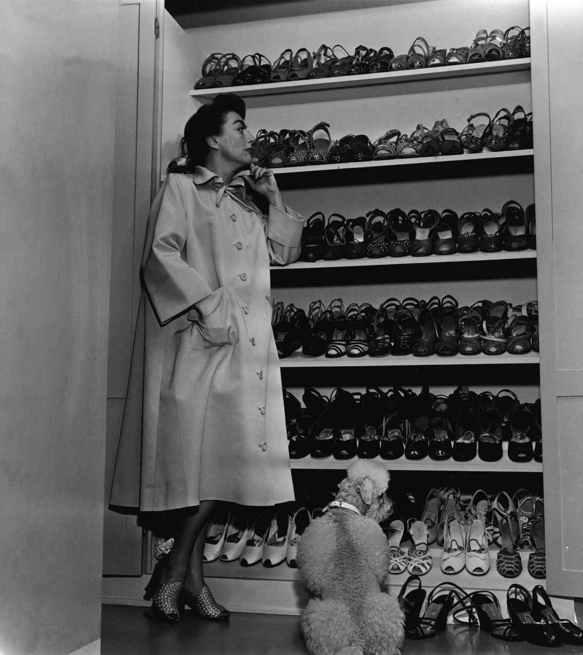 joan crawford inspeciona seu armário de sapatos