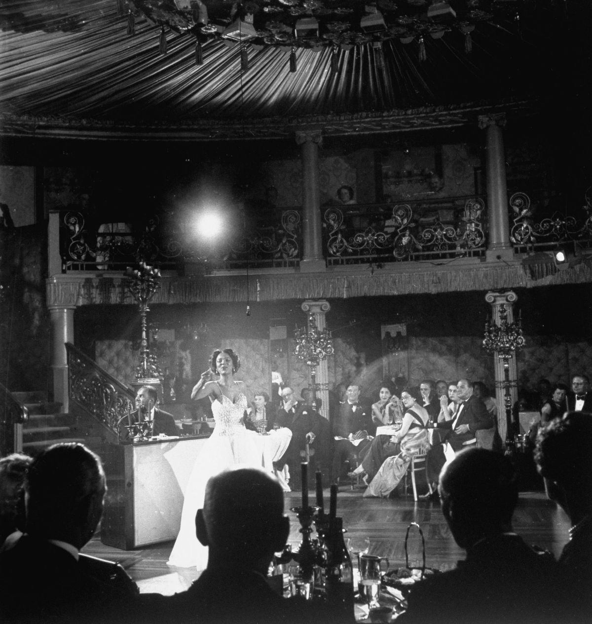 piosenkarka dorothy dandridge, promienna, śpiewa w londyńskim klubie nocnym, fot. Larry Burrowsthe life picture collection via getty images