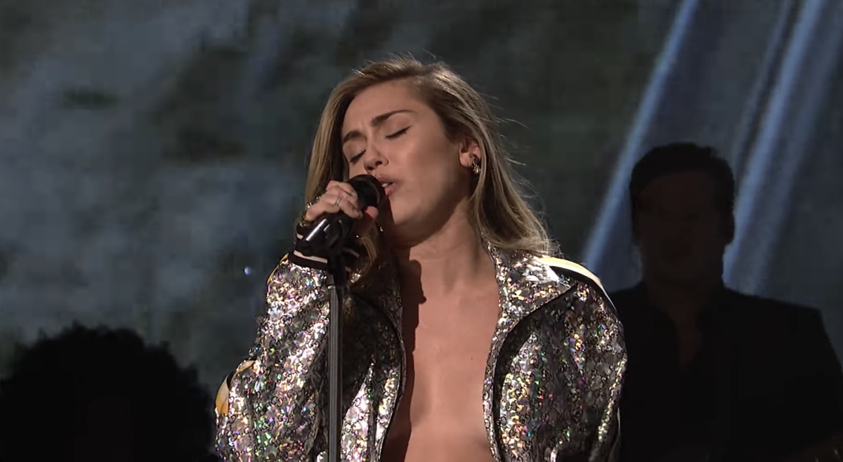 麦莉·赛勒斯（Miley Cyrus）的“ SNL”衣柜绝对是NSFW