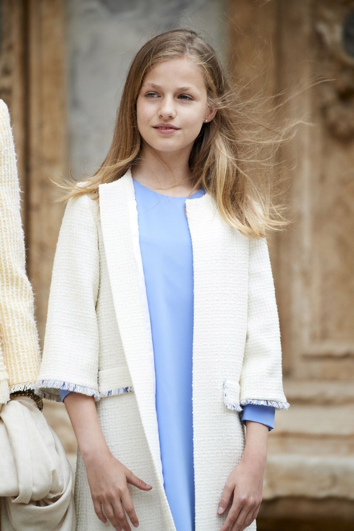 Biały, Odzież, Niebieski, Odzież wierzchnia, Moda, Uroda, Moda uliczna, Fryzura, Marynarka, Blond,
