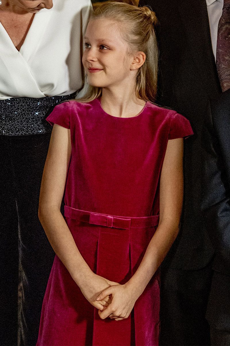 Włosy, Odzież, Fryzura, Sukienka, Moda, Blond, Fioletowy, Ramię, Różowy, Sukienka koktajlowa,