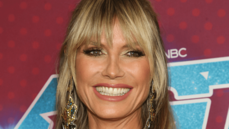 Heidi Klum brilha em minivestido prateado com decote nas coxas