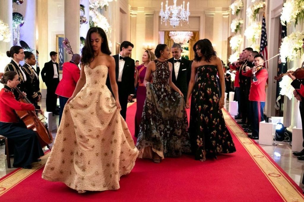 hbz-sasha-malia-obama-bijela-kuća-država-večera