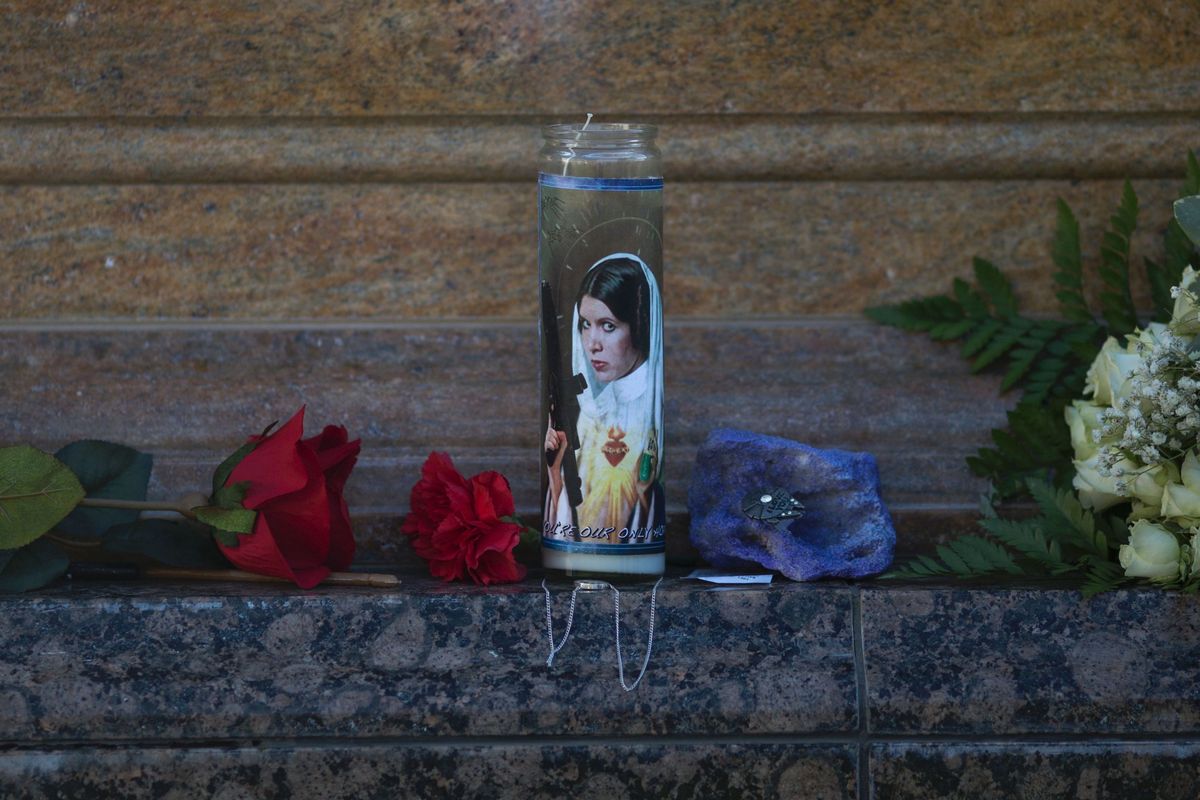 在森林草坪公墓的墓碑上看到一支以凯莉·费舍尔（Carrie Fisher）为Leia公主的蜡烛。