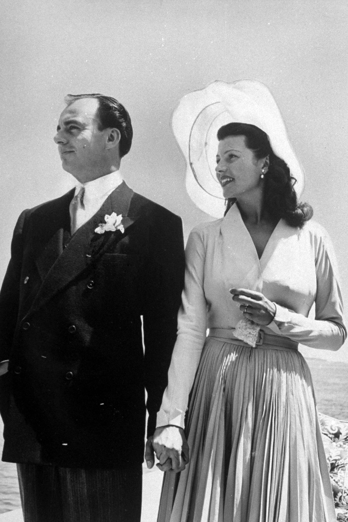 il principe aly khan con la sua seconda moglie, attrice, rita hayworth in posa in riva al mare nei loro abiti da sposa dopo la cerimonia, francia foto di nat farbmanthe raccolta di immagini di vita