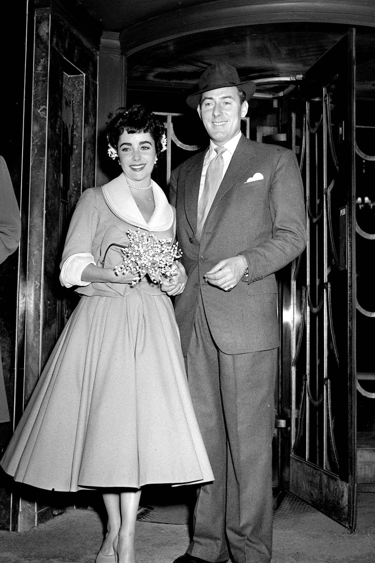 21 febbraio 1952, film, ufficio del registro di caxton hall, londra, il matrimonio delle stelle del cinema michael wilding ed elizabeth taylor foto di popperfotogetty images