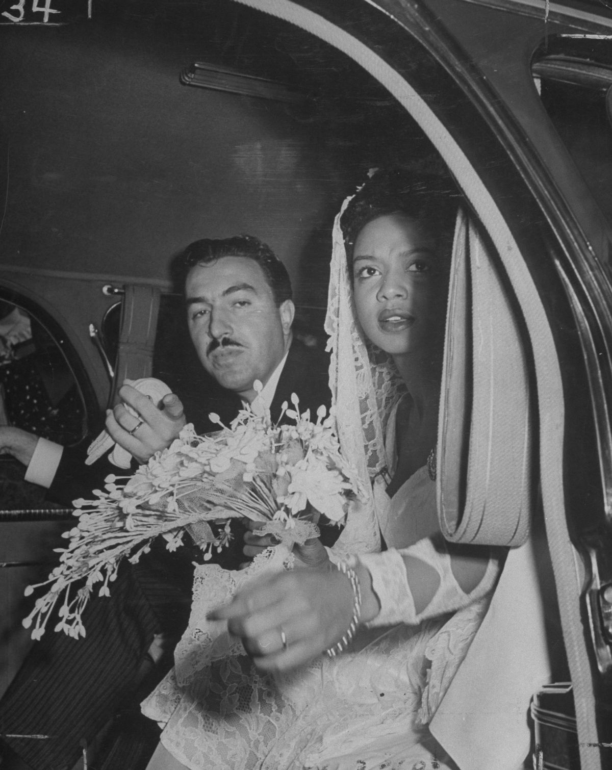adam clayton powell jr l e la sua sposa hazel scott lasciano il ricevimento di nozze foto di sam sherethe life picture collection via getty images