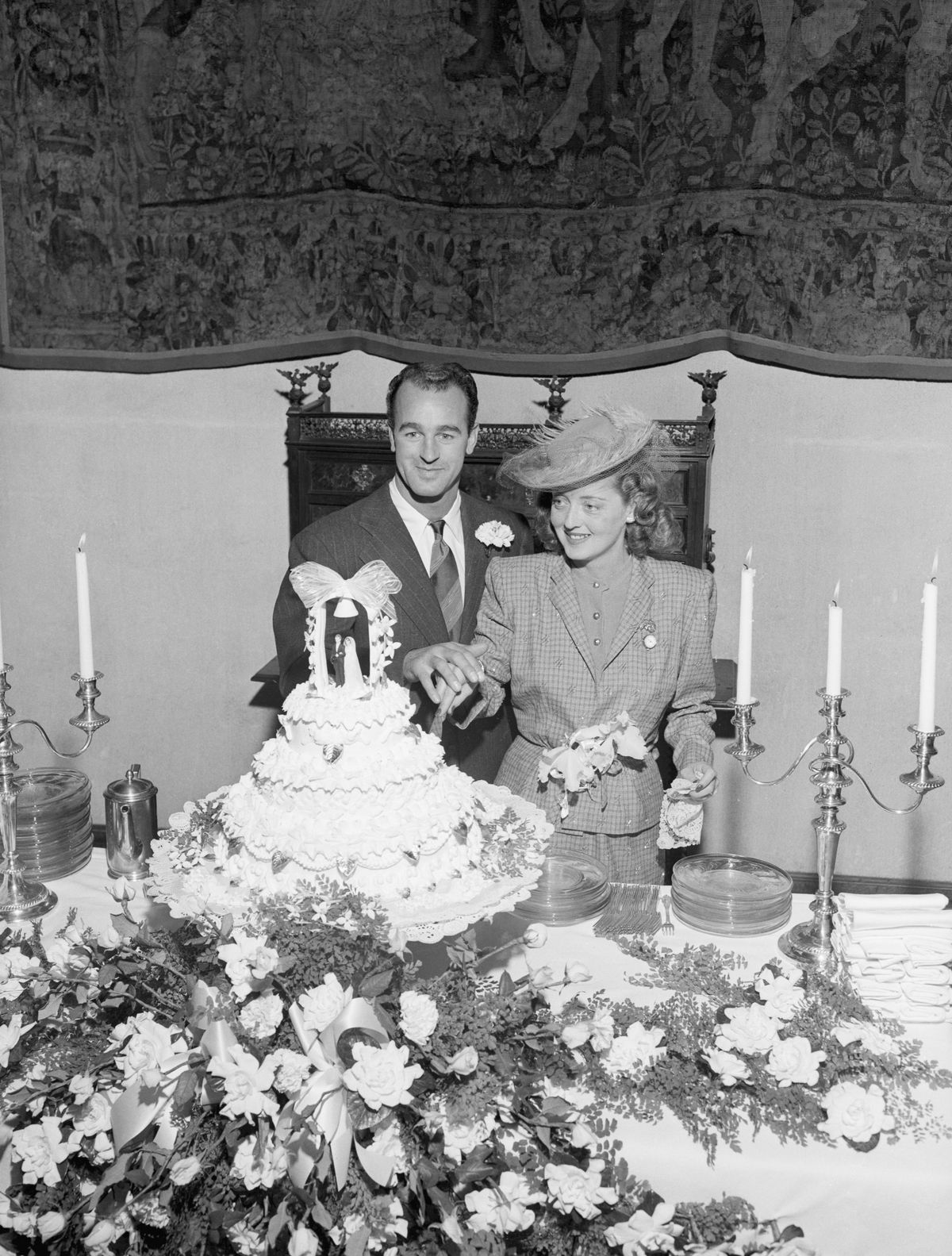 bette davis con la torta nuziale del marito