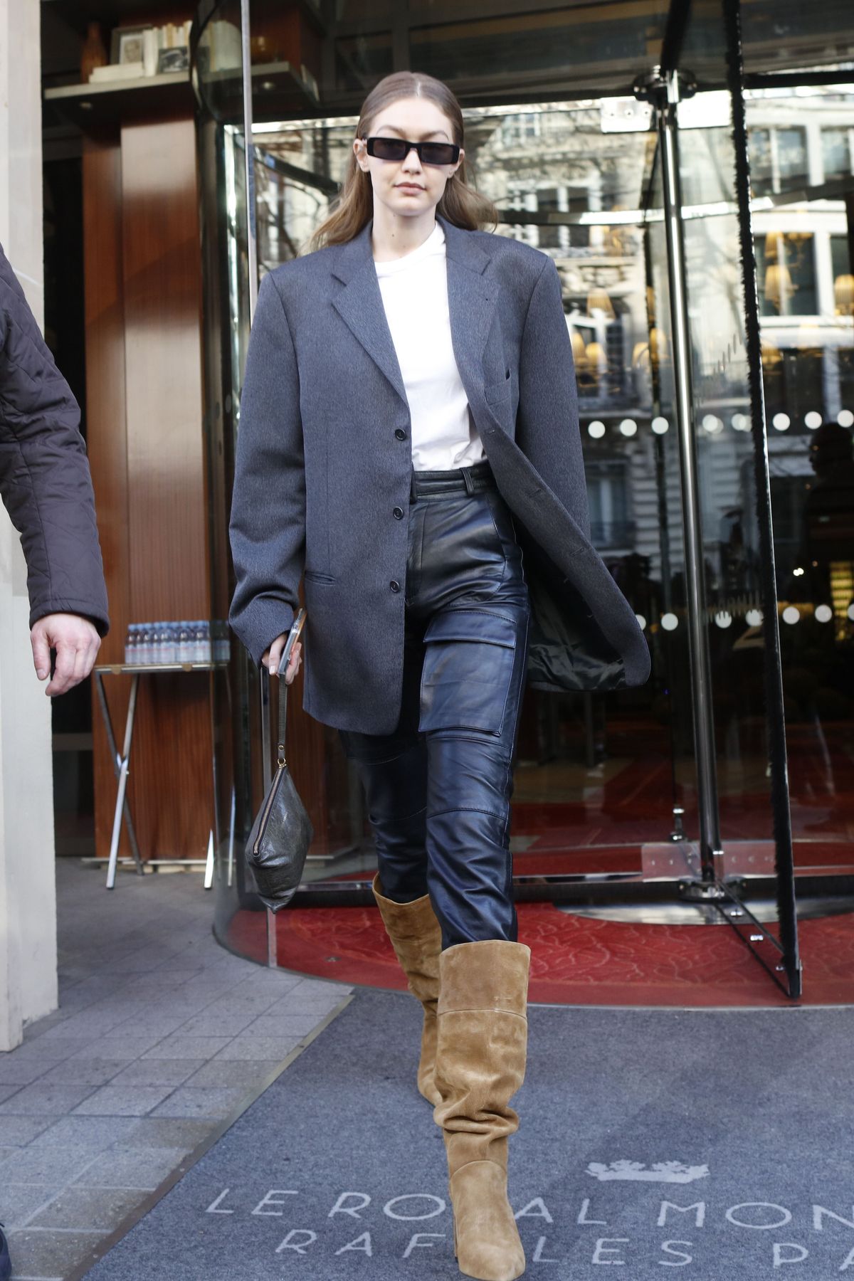 gigi hadid napušta svoj hotel, 20. siječnja 2020. u Parizu, Francuska fotografija mehdi taamallahnurphoto via getty images