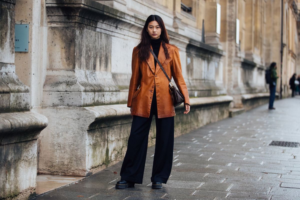 Pariz, Francuska, ožujak 04, model hoyeon jung nosi smeđi kožni sako, louis vuitton torbu, crne hlače i crne čizme nakon što su lijepi ljudi nastupili tijekom pariškog tjedna mode jesen-zima 2019. 04. ožujka 2019. u Parizu, fotografija fotografija od melodie jenggetty images