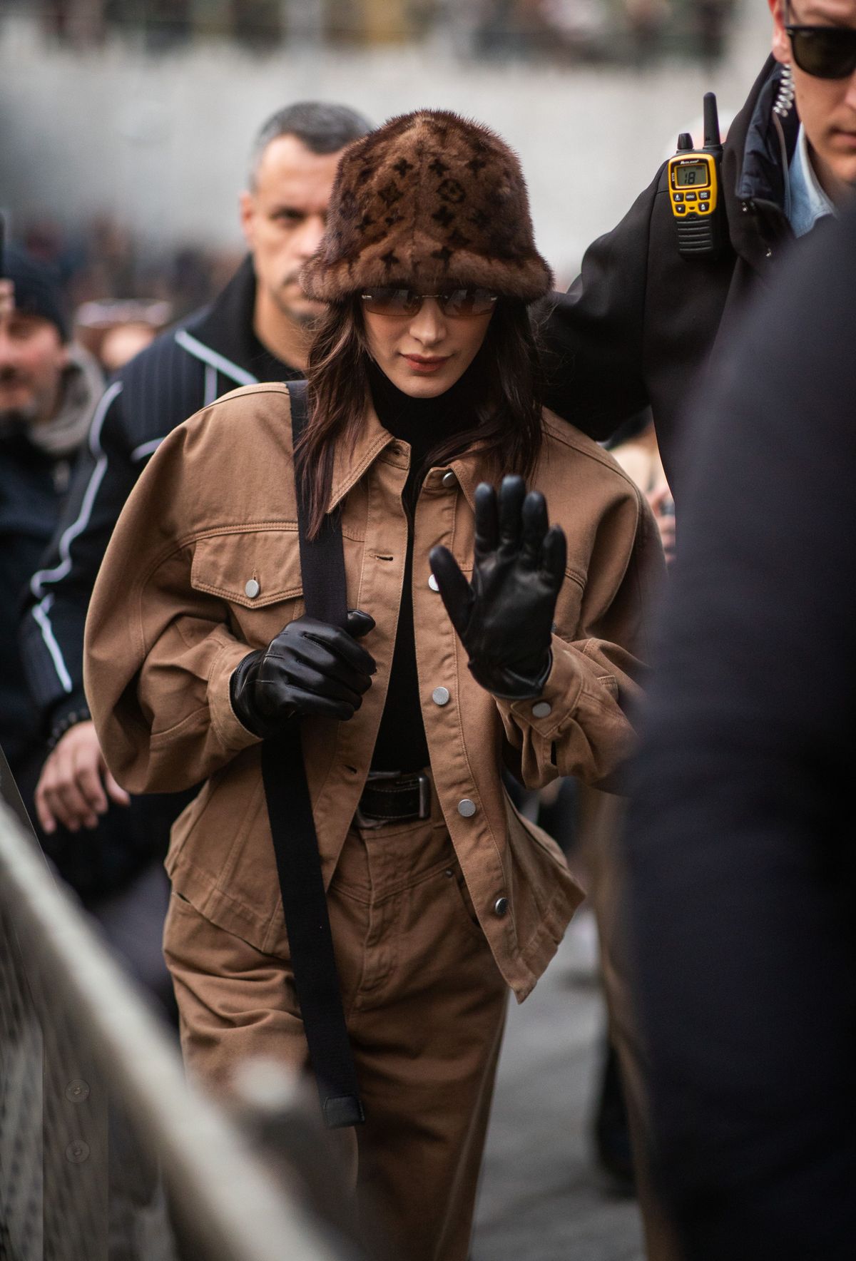 Milano, Italija 20. veljače Bella Hadid viđena je u smeđem šeširu, jakni i hlačama ispred kante alberte ferretti na dan 1. milanski tjedan mode jesen zima 2019. 20. veljače 2019. u Milanu, italija fotografija christian vieriggetty images
