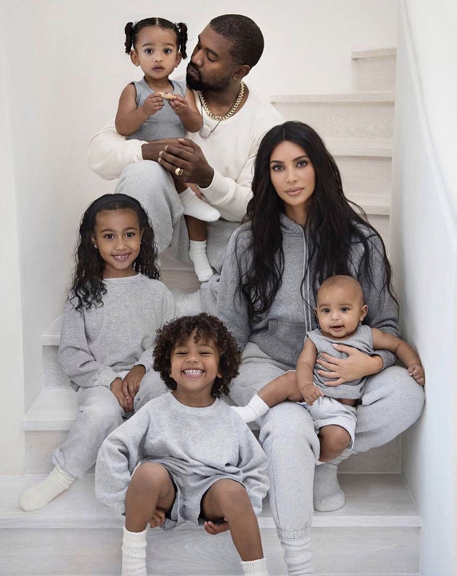 Kim Kardashian teve que usar Photoshop North West em seu cartão de Natal da família